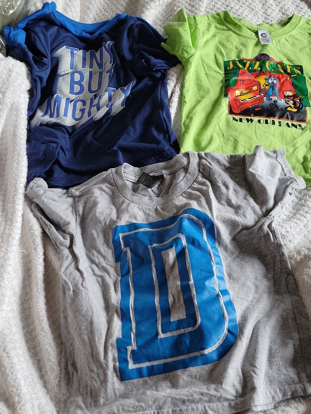 Kids Gray & Blue Graphic Tee - 'D' Logo